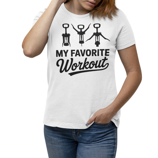 Frau trägt Weißes T-Shirt mit schwarzem Aufdruck „My Favorite Workout“ und drei Korkenzieher-Motiven – lustiges Funshirt für Weinliebhaber und Genießer