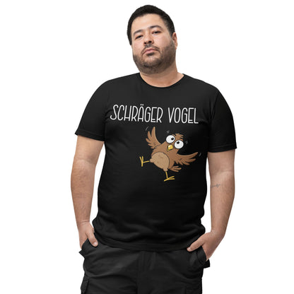 Mann trägt Schwarzes T-Shirt mit Comic-Vogel und Spruch „Schräger Vogel“ – lustiges Funshirt für Damen und Herren