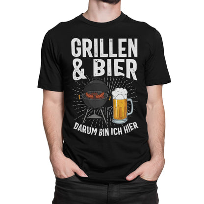 Mann trägt Schwarzes T-Shirt mit Aufdruck „Grillen & Bier – Darum bin ich hier“ und Motiv mit Grill und Bierkrug – witziges Männer-Shirt für BBQ & Partys