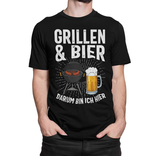 Mann trägt Schwarzes T-Shirt mit Aufdruck „Grillen & Bier – Darum bin ich hier“ und Motiv mit Grill und Bierkrug – witziges Männer-Shirt für BBQ & Partys