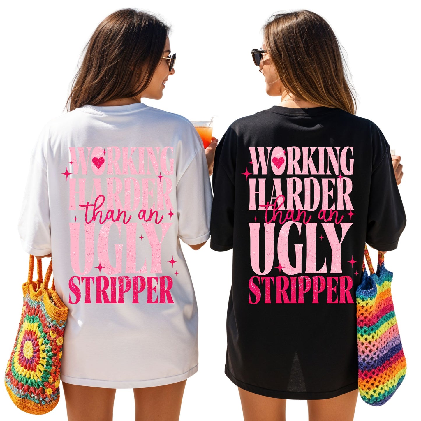 Zwei Frauen am Strand tragen T-Shirts mit Rückendruck „Working harder than an ugly stripper“ in Pink – ideal für Malle & JGA-Partys
