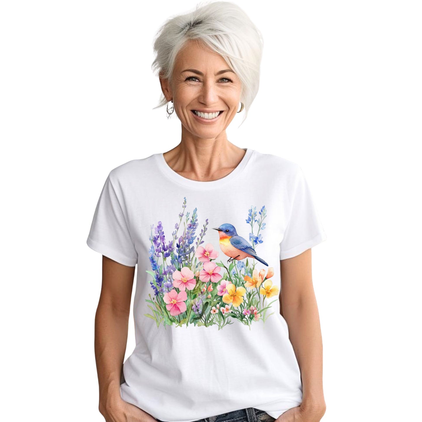 Frau trägt weißes  T-Shirt mit buntem Vogel und Blumenmotiv – Natur & Frühling Design Unisex