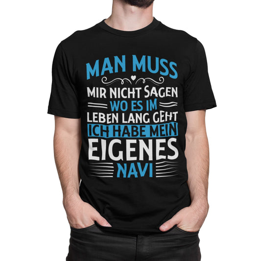 Schwarzes T-Shirt mit blau-weißem Text: „Man muss mir nicht sagen, wo es im Leben lang geht – ich habe mein eigenes Navi“ – humorvolles Design für Männer