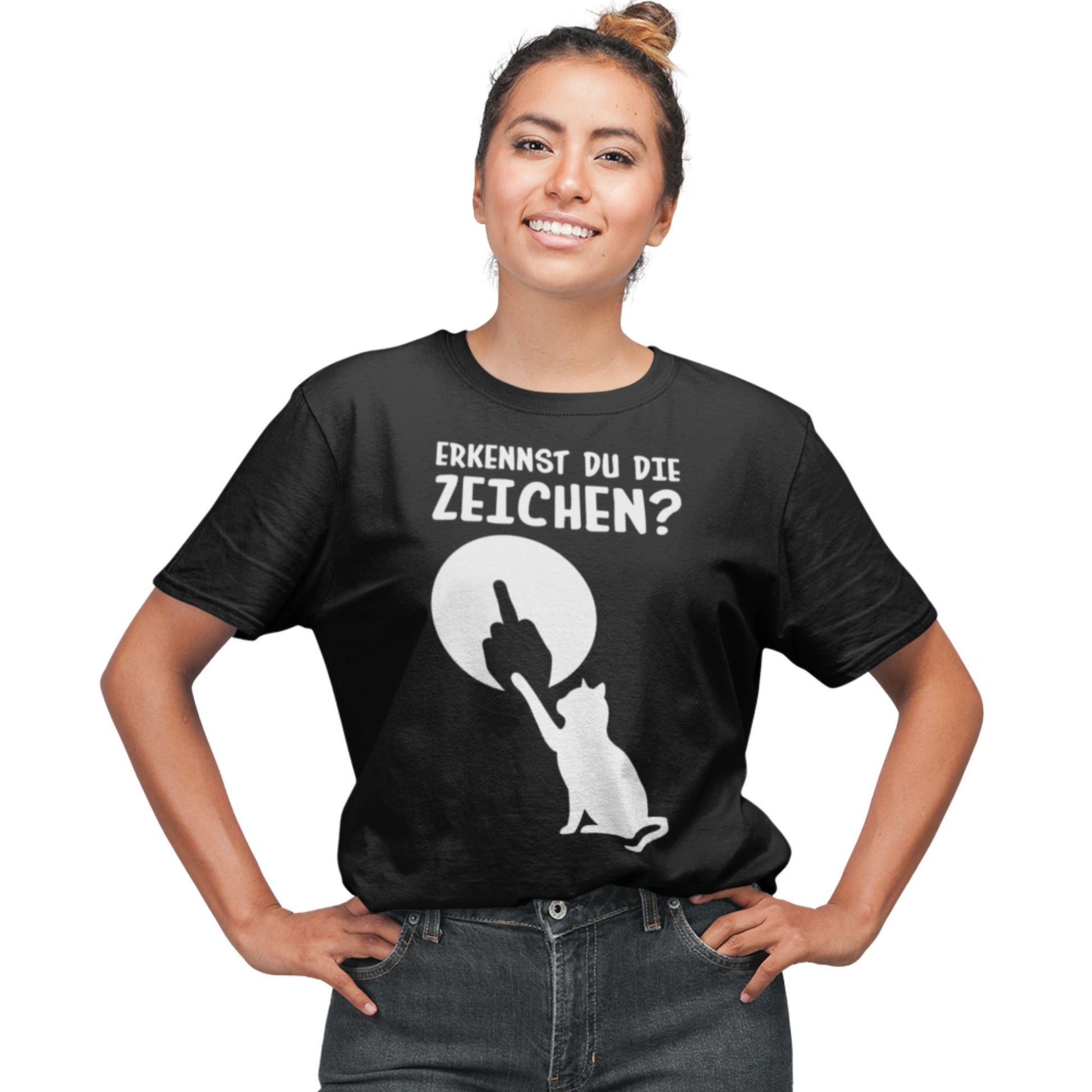 Frau trägt Schwarzes Unisex T-Shirt mit weißer Katze, Spruch „Erkennst du die Zeichen?“ und Mittelfinger-Schatten – lustiges, sarkastisches Shirt für Männer & Frauen