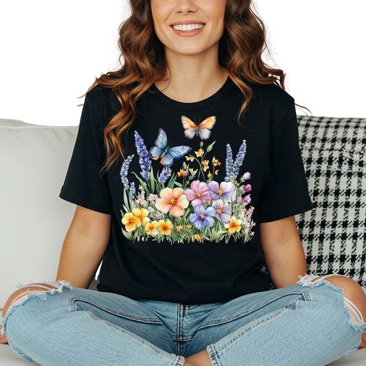 Frau trägt Schwarzes T-Shirt mit bunten Schmetterlingen und Blumen – Naturmotiv für Damen & Herren