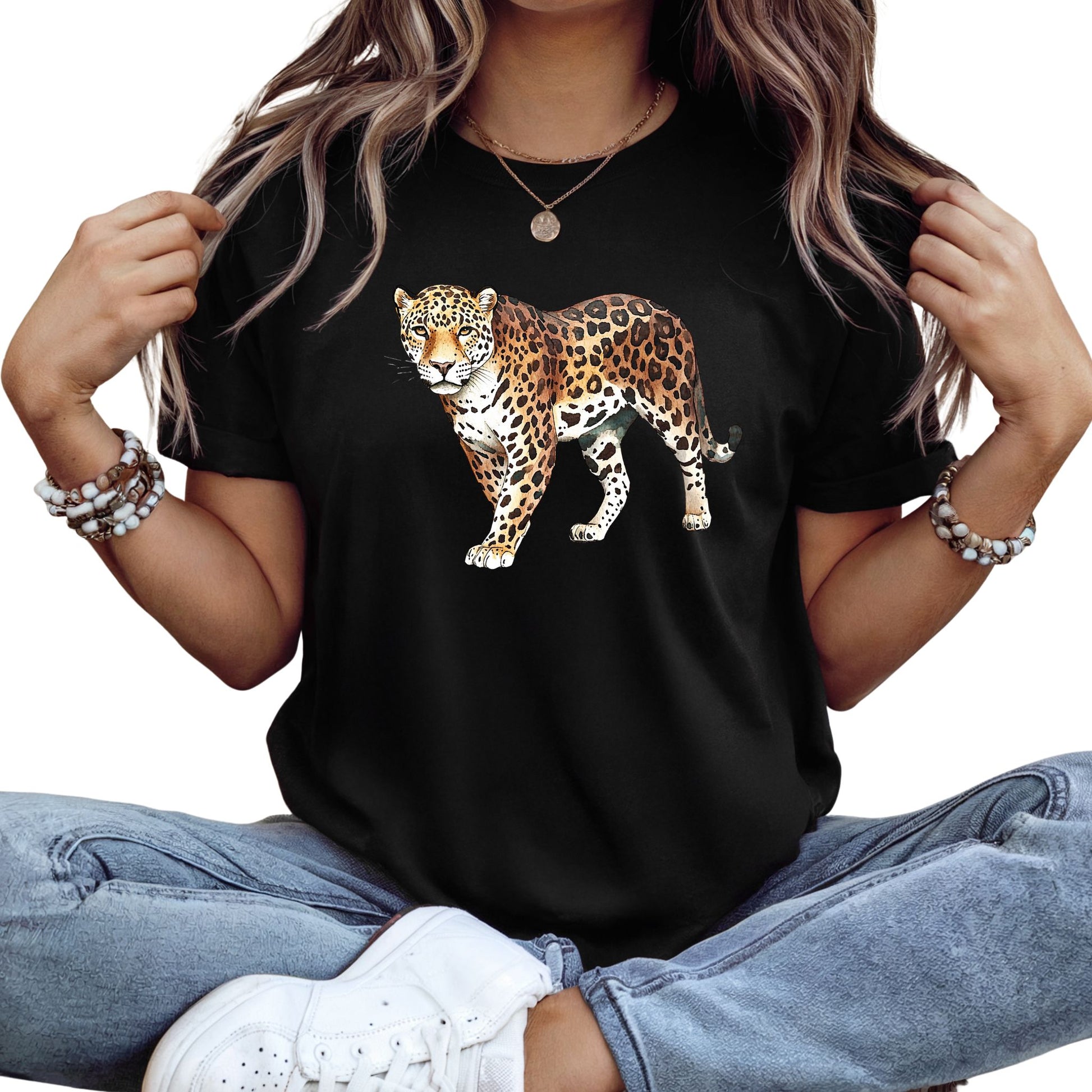 Frau trägt Schwarzes T-Shirt mit realistischem Leoparden-Motiv – Tiermotiv & Wildlife Design
