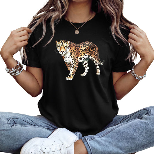 Frau trägt Schwarzes T-Shirt mit realistischem Leoparden-Motiv – Tiermotiv & Wildlife Design
