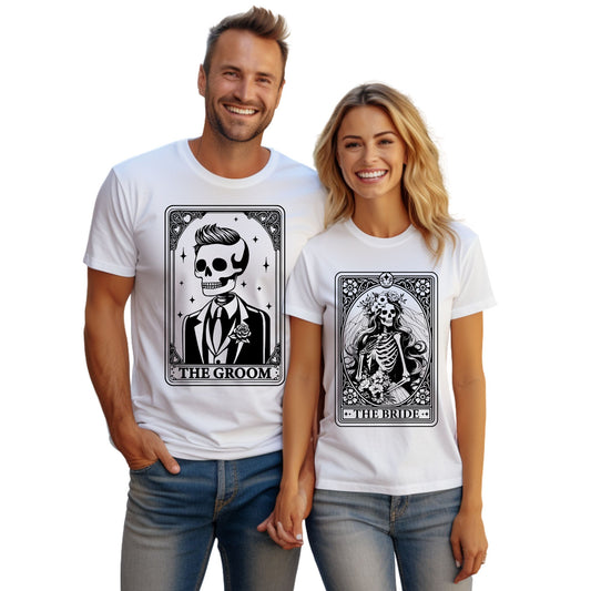 Couple Set 2 Tshirts die man gemeinsam tragen kann als Paar oder Ehepaar 'The Groom' und 'The Bride' – beide im Skelett mystischen Tarot Design."