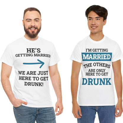 JGA Shirt Set Männer mit englischem Spruch – weißes Shirt „I’m getting married“ für den Bräutigam & Crew-Shirts „He’s getting married – We’re just here to get drunk!“ – witzig & abgestimmt für Junggesellenabschied