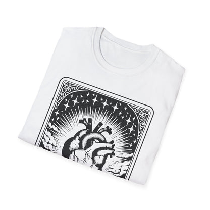 The Heart Tarot T-Shirt – weißes Unisex Shirt mit anatomischem Herz im mystischen Tarotkarten-Stil“