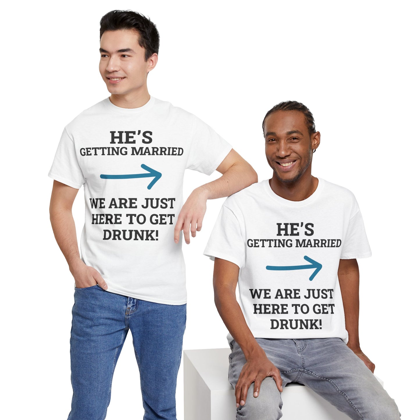 Zwei Männer tragen passende JGA-T-Shirts mit dem Spruch „HE’S GETTING MARRIED – WE ARE JUST HERE TO GET DRUNK!“ in schwarzer Schrift mit blauem Pfeil, beide lachen und wirken locker und entspannt.