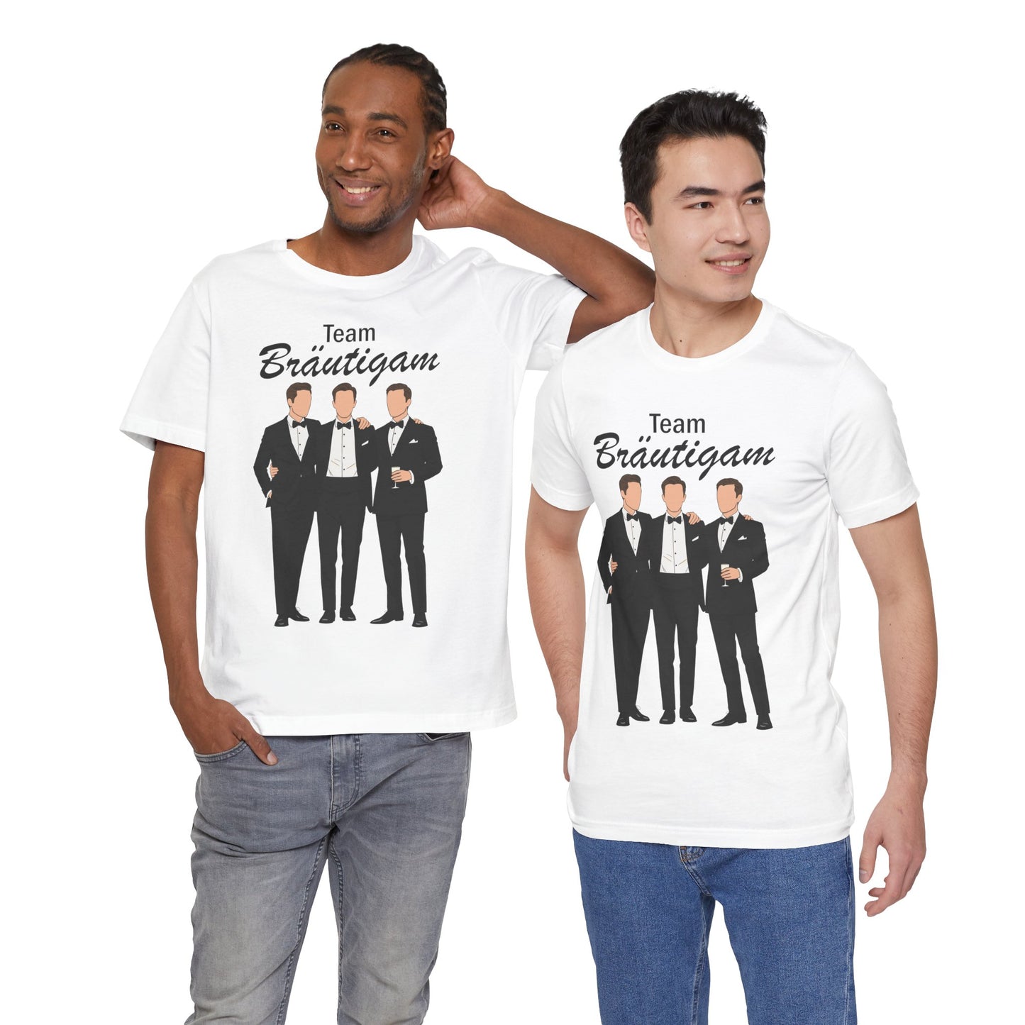 Zwei Männer tragen weiße T-Shirts mit dem Aufdruck „Team Bräutigam“ und einer Illustration von drei Männern im Anzug. Perfekt für den Junggesellenabschied.