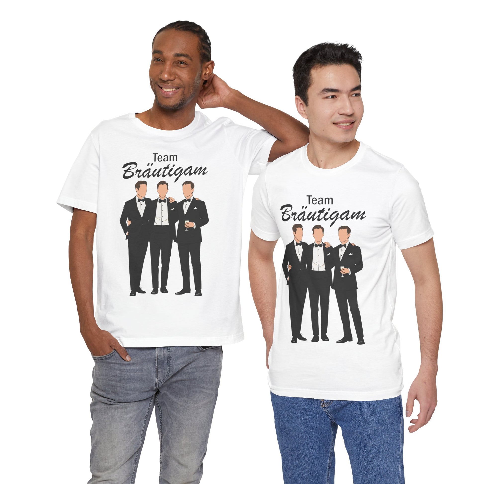 Zwei Männer tragen weiße T-Shirts mit dem Aufdruck „Team Bräutigam“ und einer Illustration von drei Männern im Anzug. Perfekt für den Junggesellenabschied.