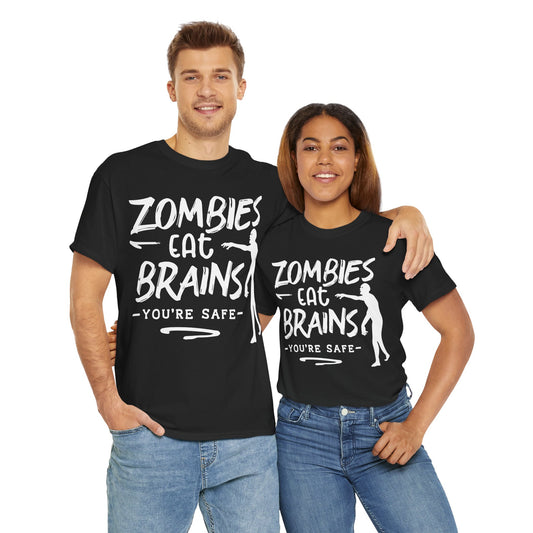 Schwarzes T-Shirt mit weißem Aufdruck: „Zombies eat brains – you're safe“ und stilisierter Zombie-Grafik. Humorvolles Unisex-Shirt mit sarkastischem Spruch.