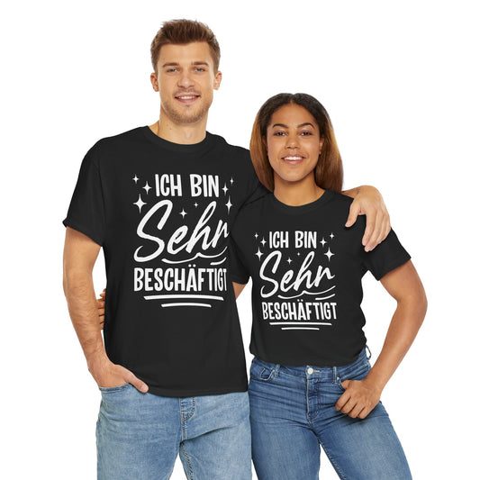 Schwarzes Unisex T-Shirt mit weißem Text „Ich bin sehr beschäftigt“ im stylischen Schriftzug – humorvolles Statement-Shirt