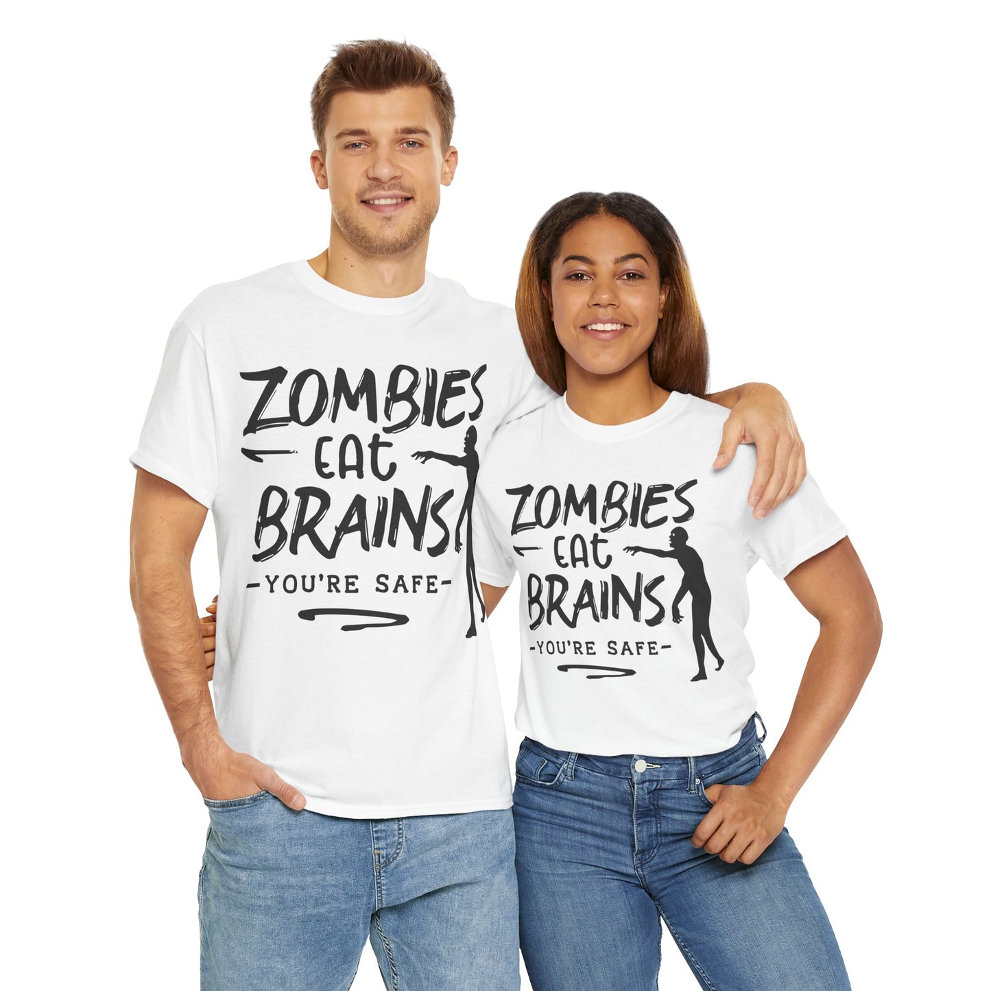 Schwarzes T-Shirt mit weißem Aufdruck: „Zombies eat brains – you're safe“ und stilisierter Zombie-Grafik. Humorvolles Unisex-Shirt mit sarkastischem Spruch.