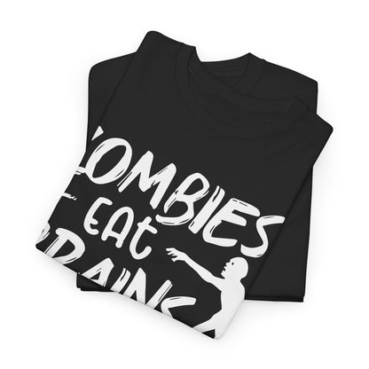 Schwarzes T-Shirt mit weißem Aufdruck: „Zombies eat brains – you're safe“ und stilisierter Zombie-Grafik. Humorvolles Unisex-Shirt mit sarkastischem Spruch.