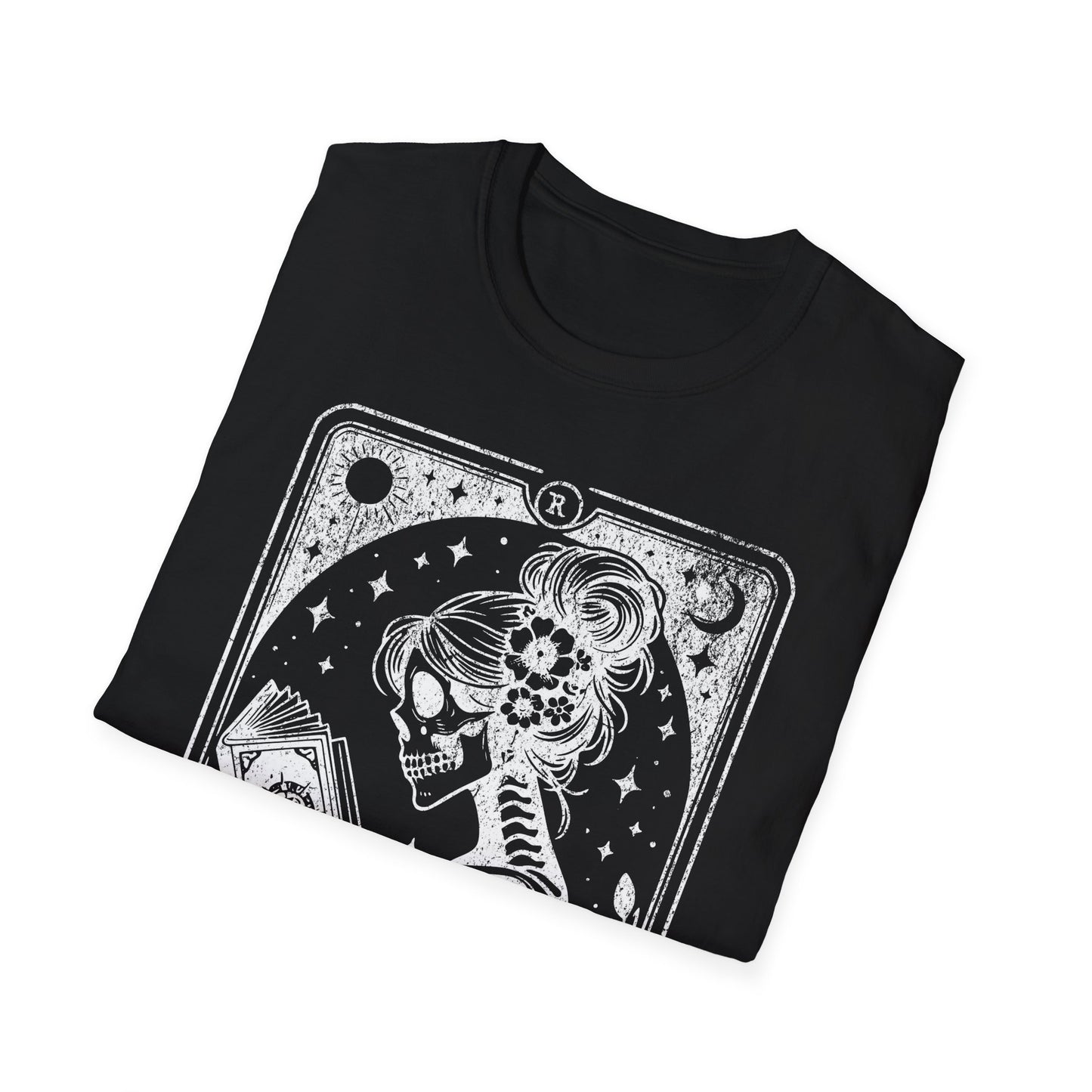 The Reader Tarot T-Shirt – schwarzes Unisex Shirt mit weiblichem Skelett, das ein Buch liest im mystischen Tarotkarten-Stil