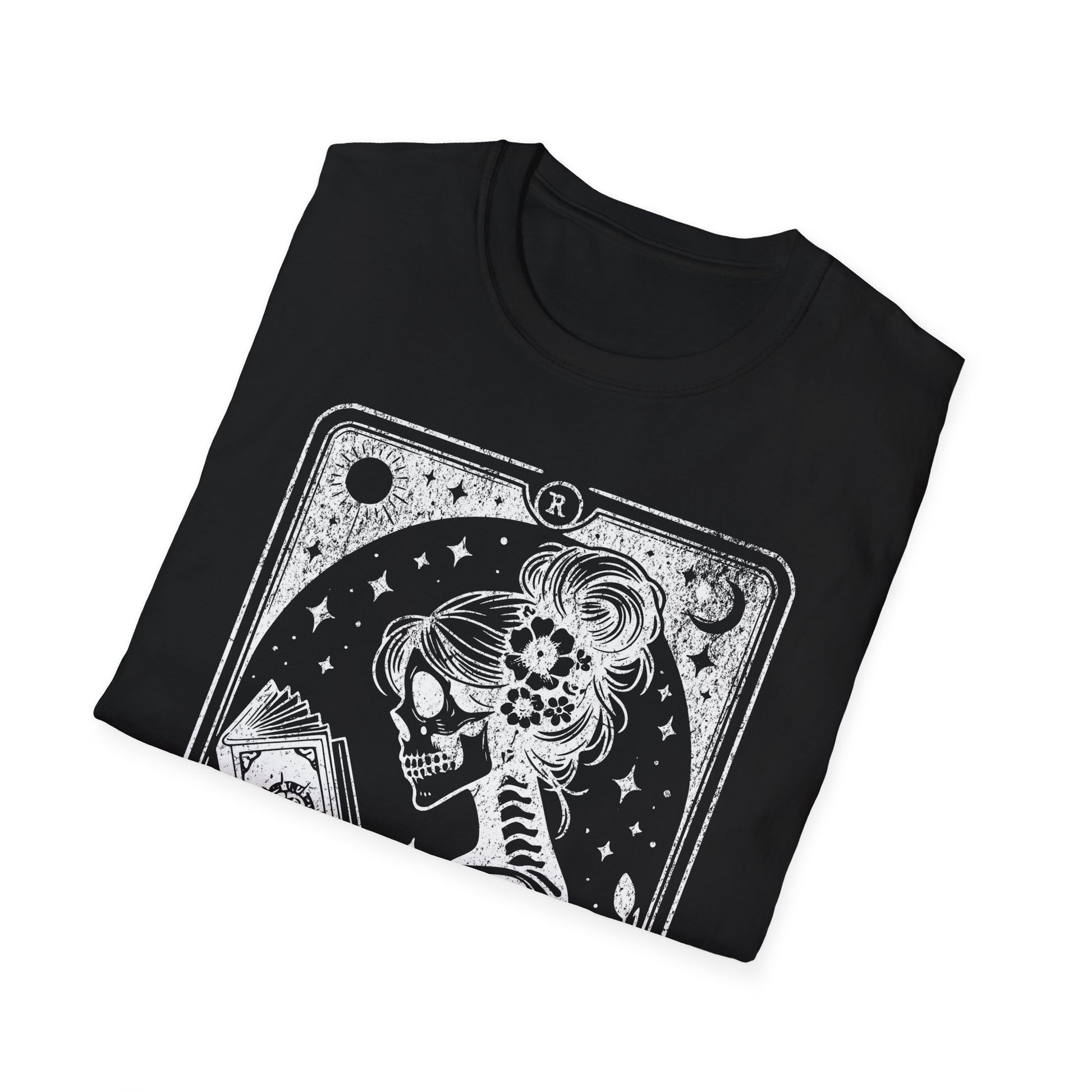 The Reader Tarot T-Shirt – schwarzes Unisex Shirt mit weiblichem Skelett, das ein Buch liest im mystischen Tarotkarten-Stil