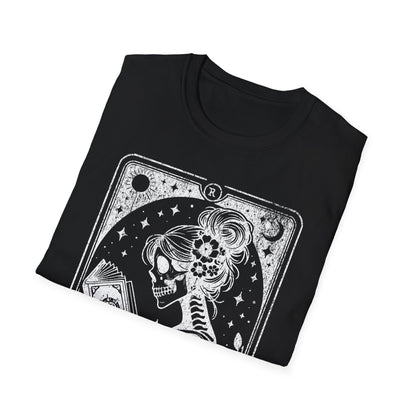 The Reader Tarot T-Shirt – schwarzes Unisex Shirt mit weiblichem Skelett, das ein Buch liest im mystischen Tarotkarten-Stil