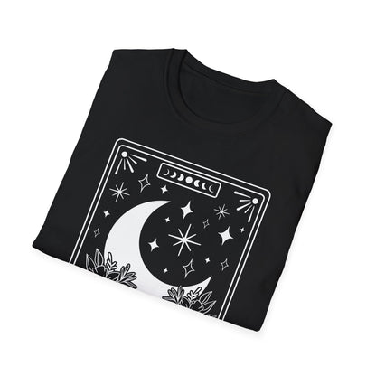 The Moon Tarot T-Shirt – Unisex Shirt mit Wölfen und Vollmond im mystischen Tarotkarten-Stil
