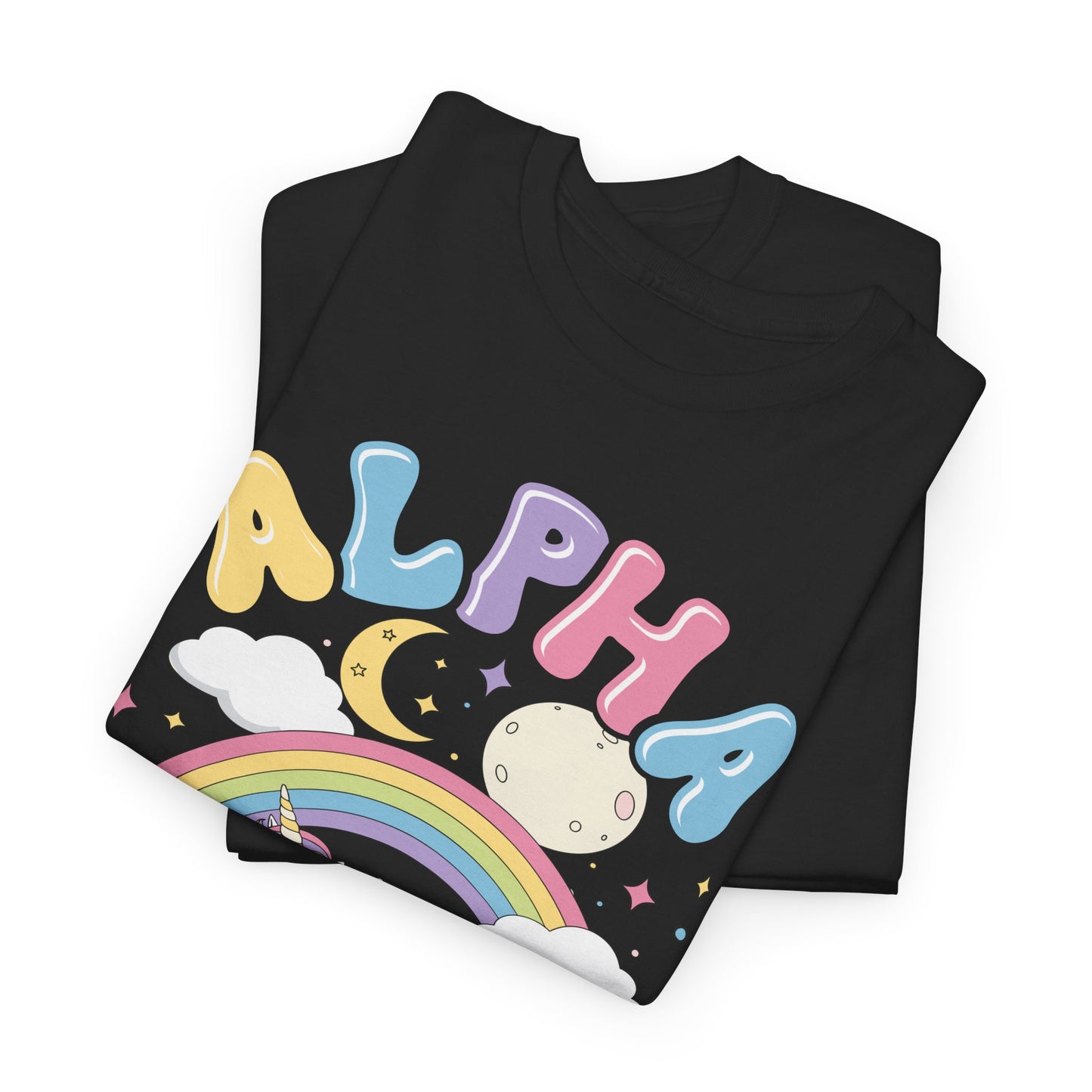 Unisex T-Shirt mit Regenbogen-Einhorn und dem Spruch „Alpha Male“ in bunten Lettern – humorvoll, sarkastisch und mädchenhaft gestaltet gefaltenes hirt um den Druck besser zu erkennen