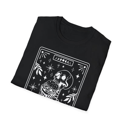 The Food Lover Tarot T-Shirt – weißes Unisex Shirt mit Skelett, das einen Burger isst im Tarotkarten-Stil