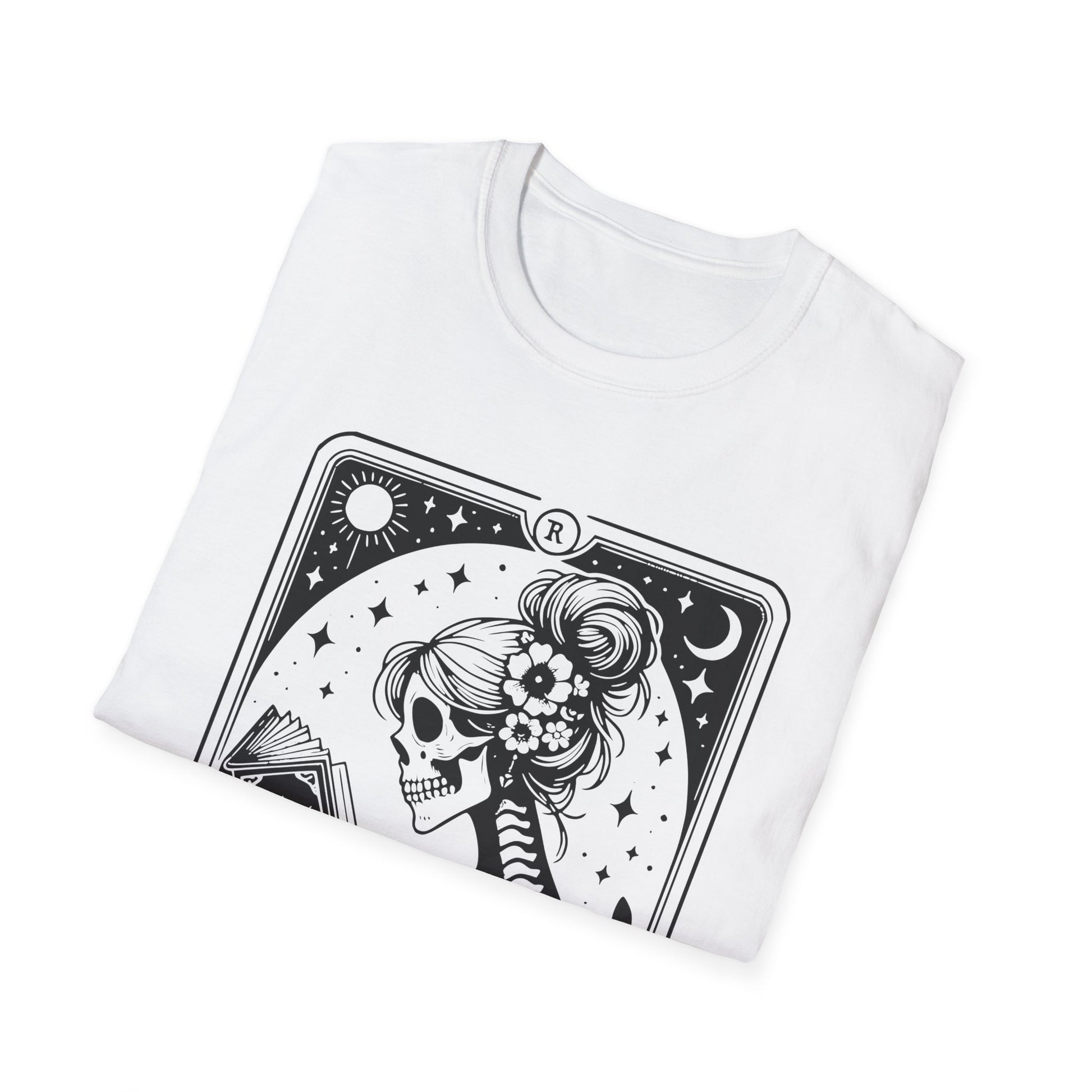 The Reader Tarot T-Shirt – schwarzes Unisex Shirt mit weiblichem Skelett, das ein Buch liest im mystischen Tarotkarten-Stil