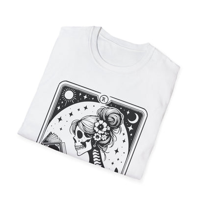 The Reader Tarot T-Shirt – schwarzes Unisex Shirt mit weiblichem Skelett, das ein Buch liest im mystischen Tarotkarten-Stil