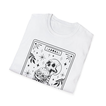 The Food Lover Tarot T-Shirt – weißes Unisex Shirt mit Skelett, das einen Burger isst im Tarotkarten-Stil