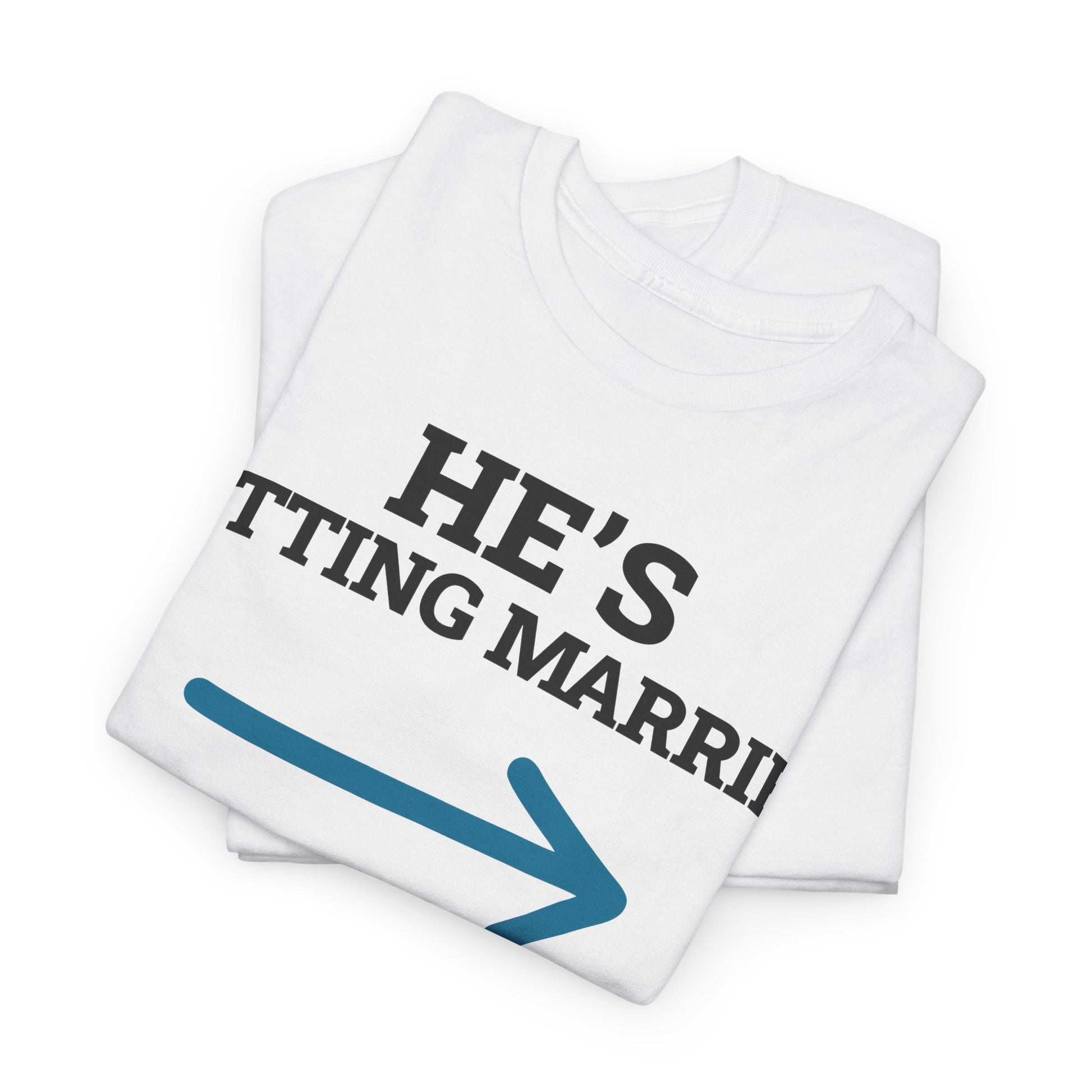 Zusammengelegtes weißes T-Shirt mit schwarzem Text „HE’S GETTING MARRIED“ und einem auffälligen blauen Pfeil nach rechts.