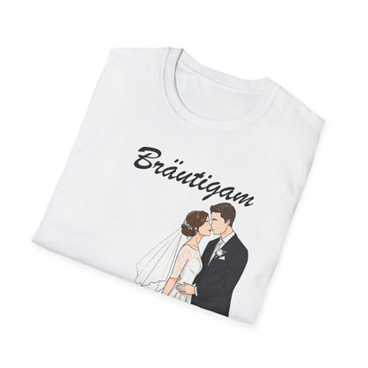 Gefaltetes weißes T-Shirt mit dem Schriftzug „Bräutigam“ und einer liebevollen Illustration eines Brautpaares – perfekt für den Hochzeitstag oder JGA.