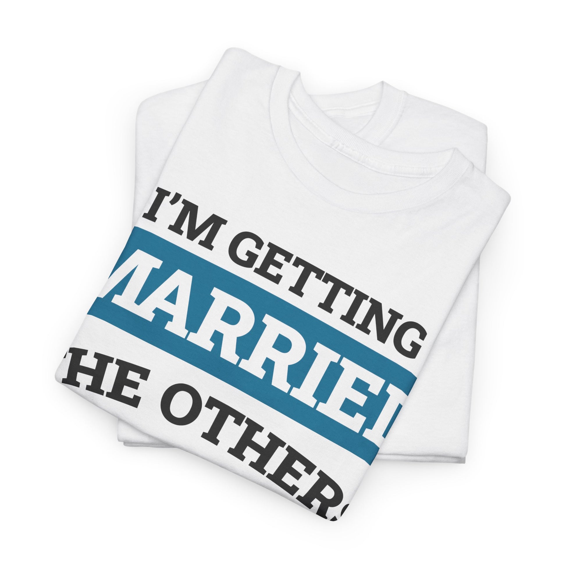 Zusammengelegtes weißes T-Shirt mit schwarzem Text „I'M GETTING MARRIED“ und hervorgehobener blauer Schrift auf dem Wort „MARRIED“.