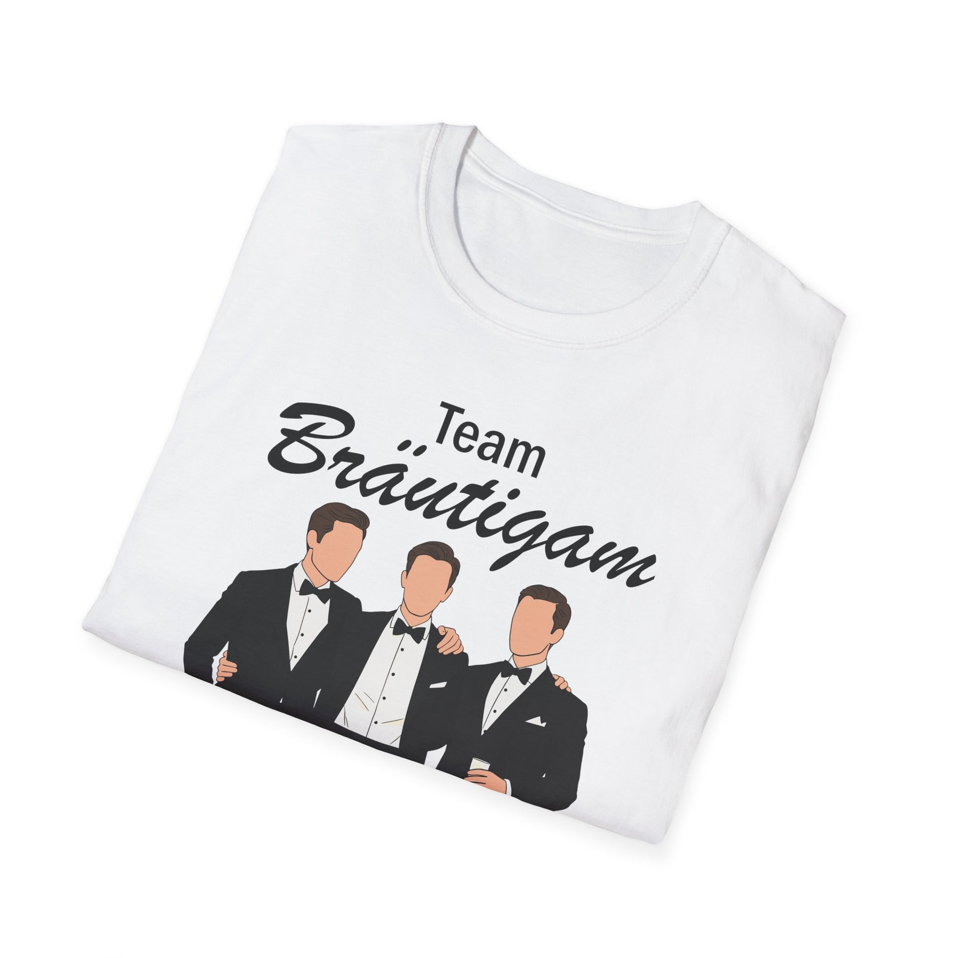 Gefaltetes weißes T-Shirt mit dem Aufdruck „Team Bräutigam“ und stilisierter Illustration von drei Männern im Anzug – ideales Gruppenshirt für JGAs.