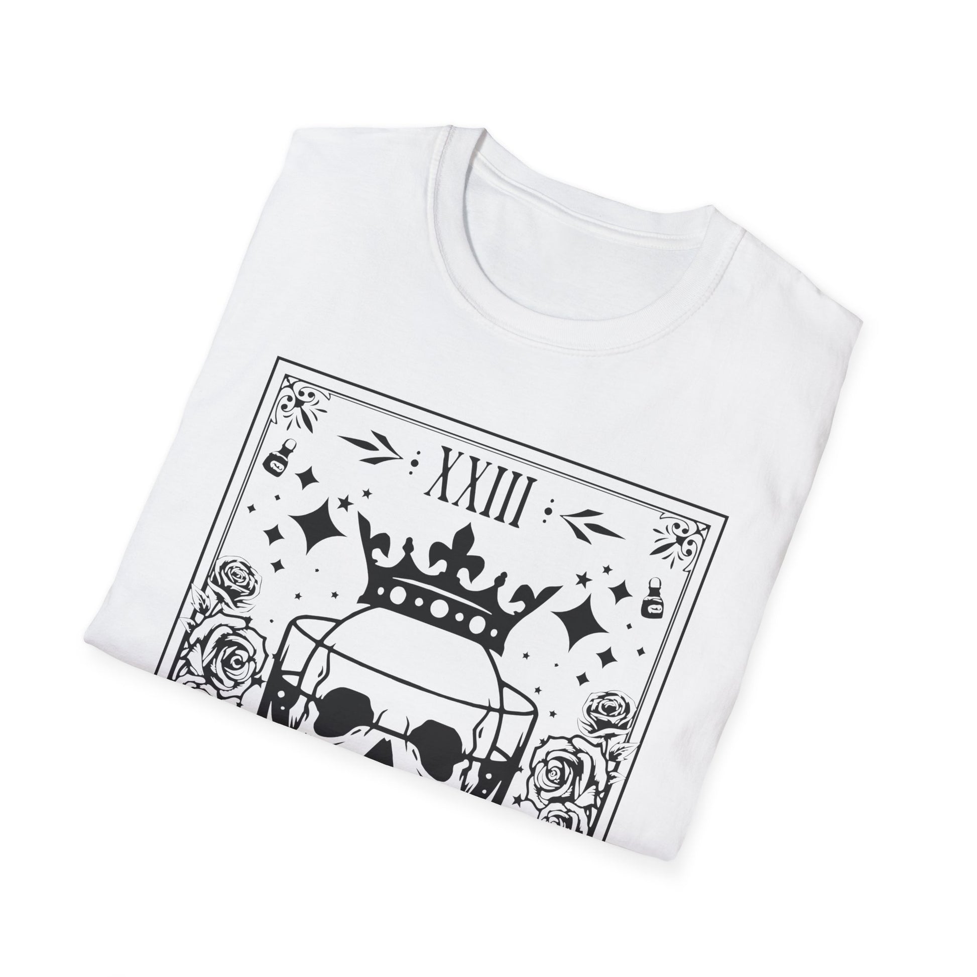 The Drinker Tarot T-Shirt – Unisex Shirt in Schwarz & Weiß mit Totenkopf im Whiskyglas im mystischen Tarotkarten-Stil