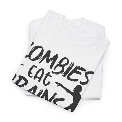 Schwarzes T-Shirt mit weißem Aufdruck: „Zombies eat brains – you're safe“ und stilisierter Zombie-Grafik. Humorvolles Unisex-Shirt mit sarkastischem Spruch.