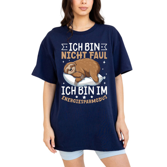 T-Shirt mit Spruch 'Ich bin nicht faul – ich bin im Energiesparmodus' und schlafendem Faultier – witziges Chill-Outfit