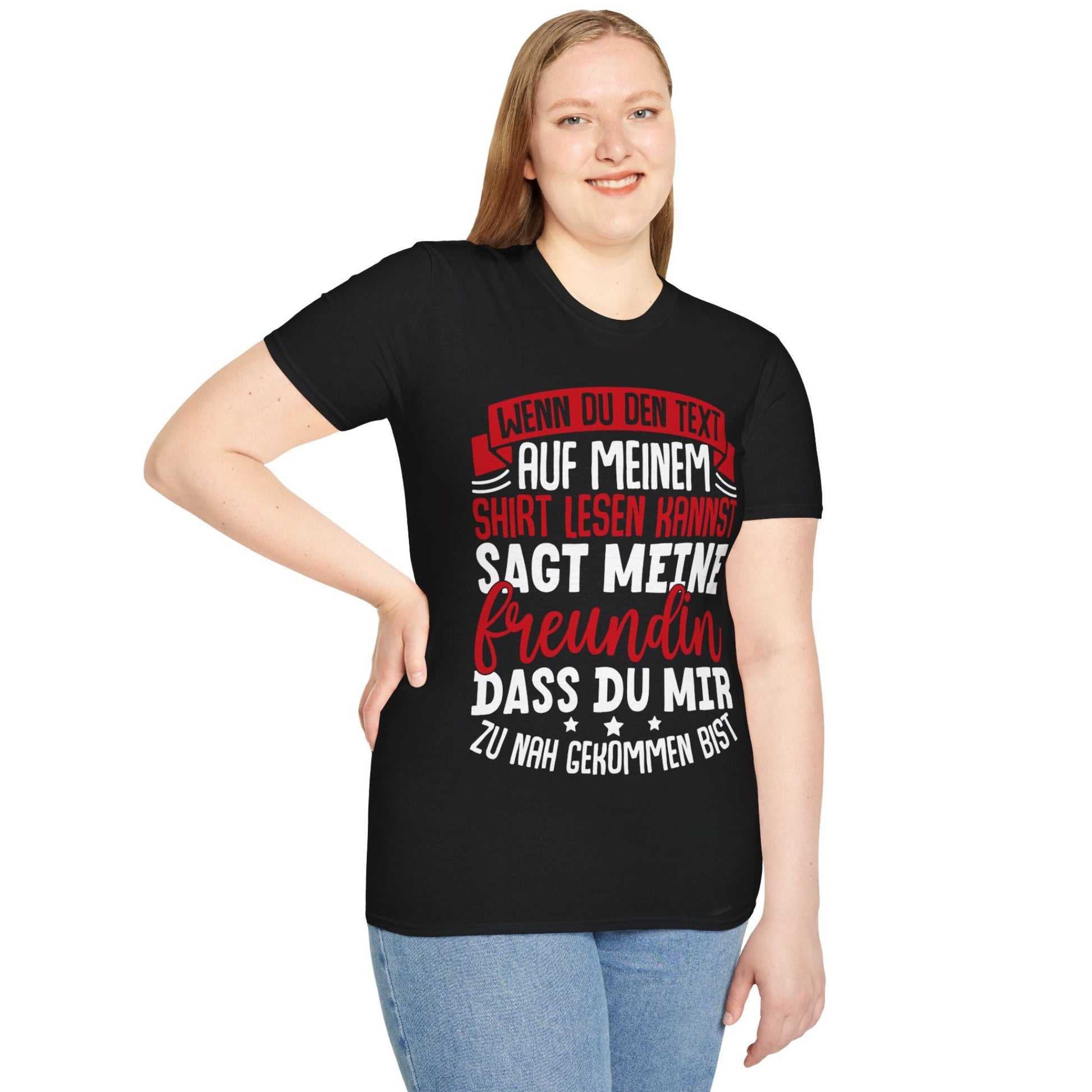 T-Shirt mit Spruch 'Wenn du den Text auf meinem Shirt lesen kannst, sagt meine Freundin, dass du mir zu nah gekommen bist' – witziges Männer Funshirt"