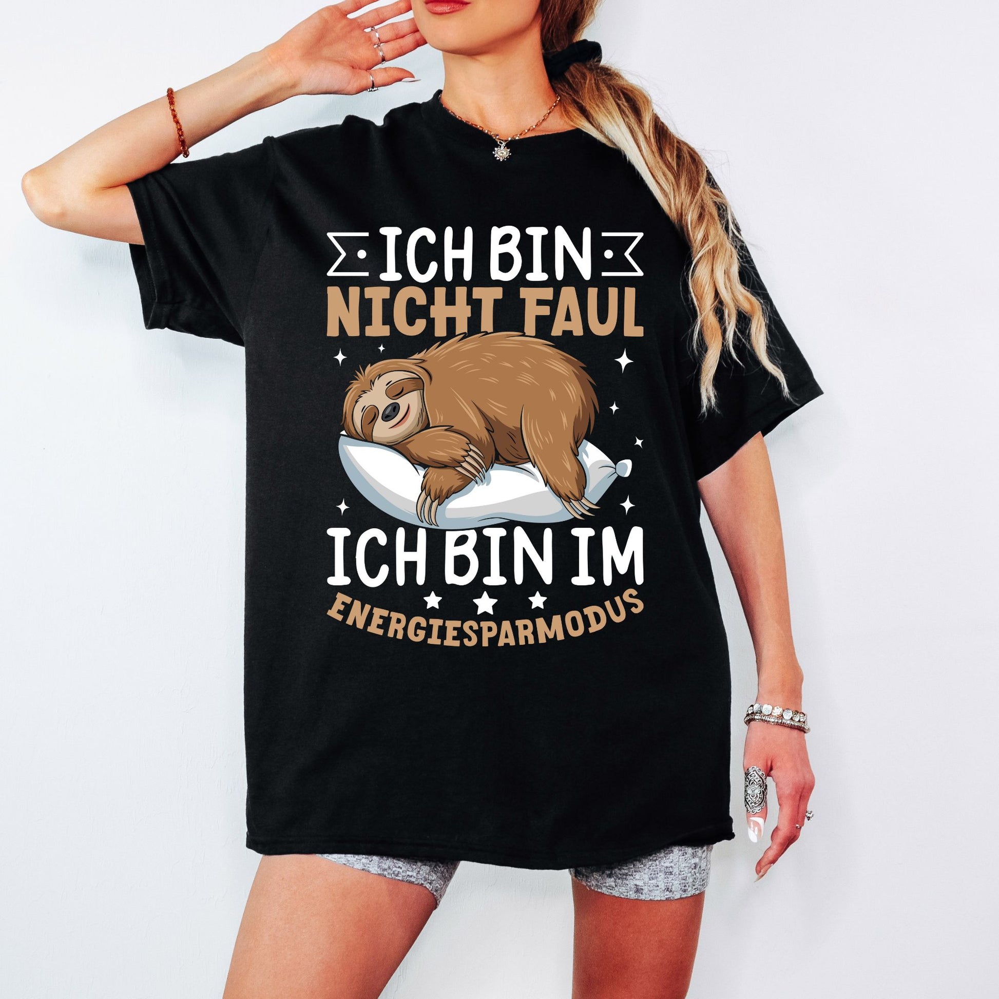 T-Shirt mit Spruch 'Ich bin nicht faul – ich bin im Energiesparmodus' und schlafendem Faultier – witziges Chill-Outfit