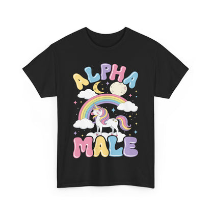 Unisex T-Shirt mit Regenbogen-Einhorn und dem Spruch „Alpha Male“ in bunten Lettern – humorvoll, sarkastisch und mädchenhaft gestaltet in schwarz