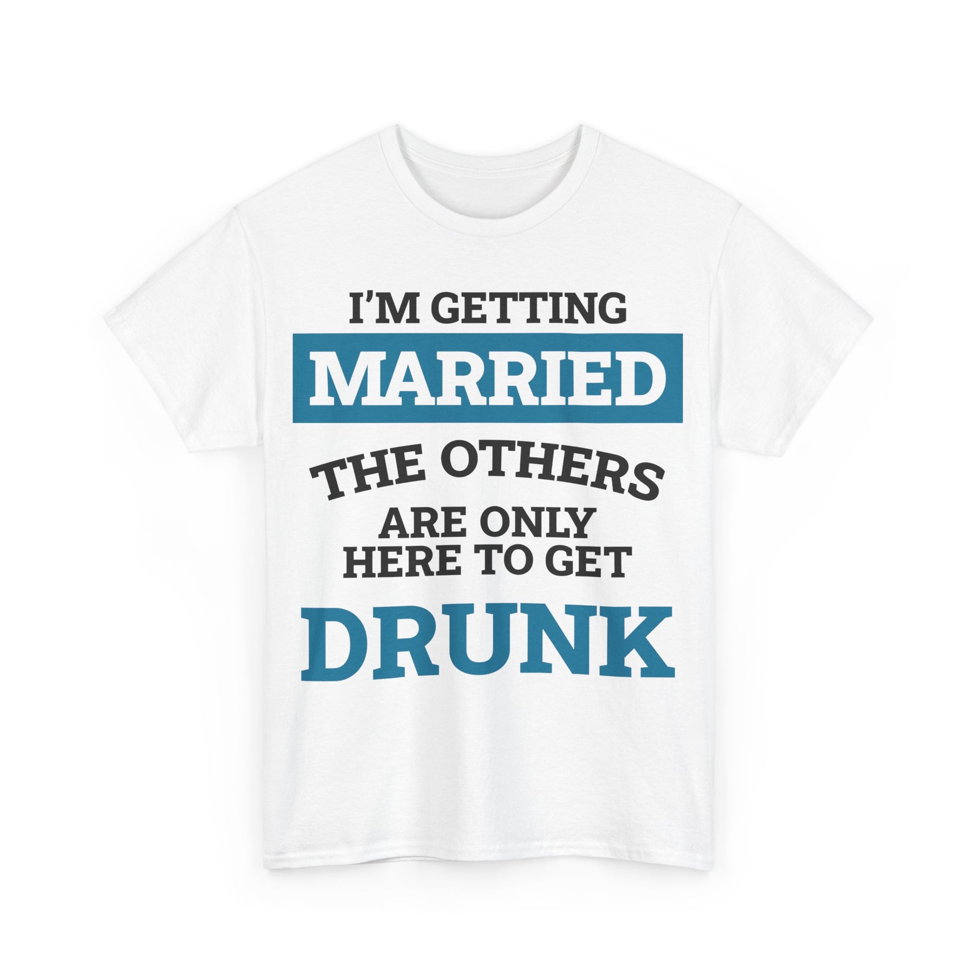 Weißes T-Shirt mit dem Spruch „I'M GETTING MARRIED – THE OTHERS ARE ONLY HERE TO GET DRUNK“ in schwarzer und blauer Blockschrift auf flachem Hintergrund.