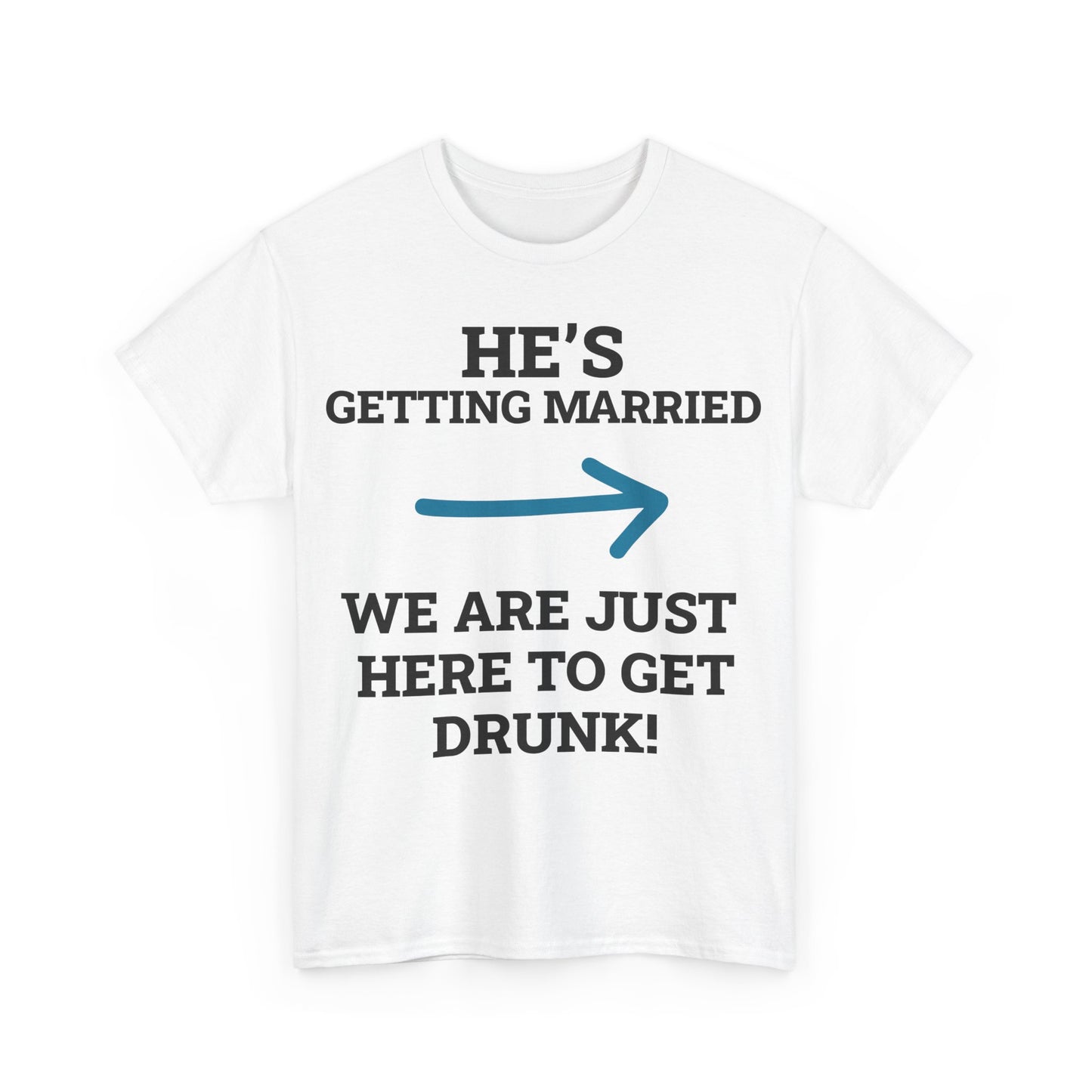 Weißes T-Shirt mit dem Spruch „HE’S GETTING MARRIED – WE ARE JUST HERE TO GET DRUNK!“ und einem blauen Pfeil in der Mitte, auf weißem Hintergrund.