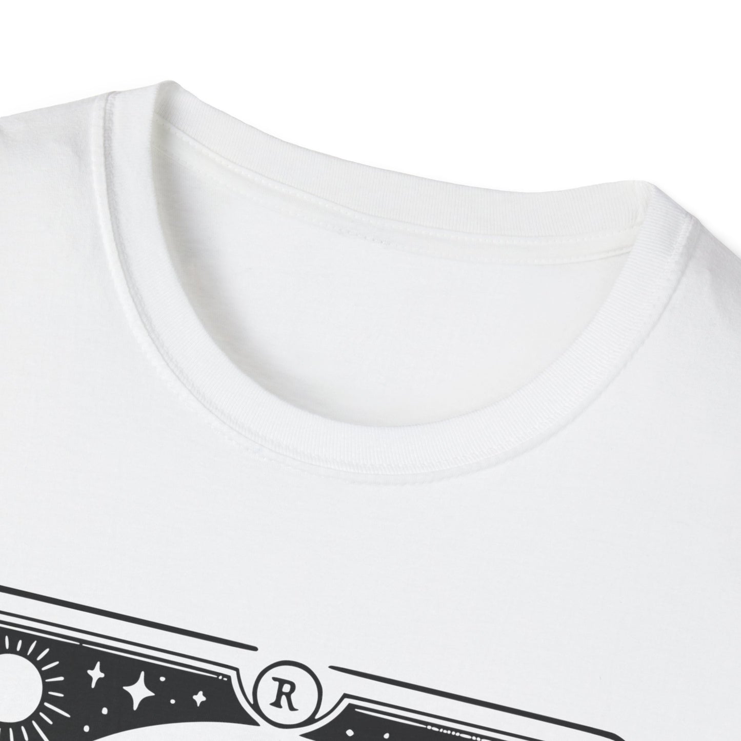 The Reader Tarot T-Shirt – Unisex Shirt mit Skelett & Buch im mystischen Stil