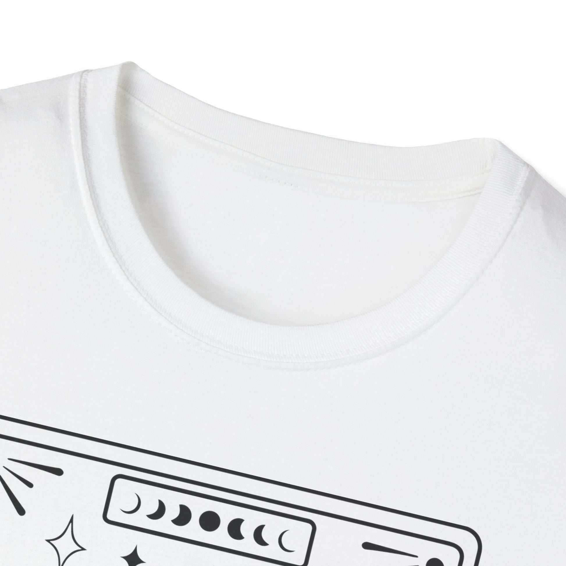 The Moon Tarot T-Shirt – Unisex Shirt mit Wölfen und Vollmond im mystischen Tarotkarten-Stil