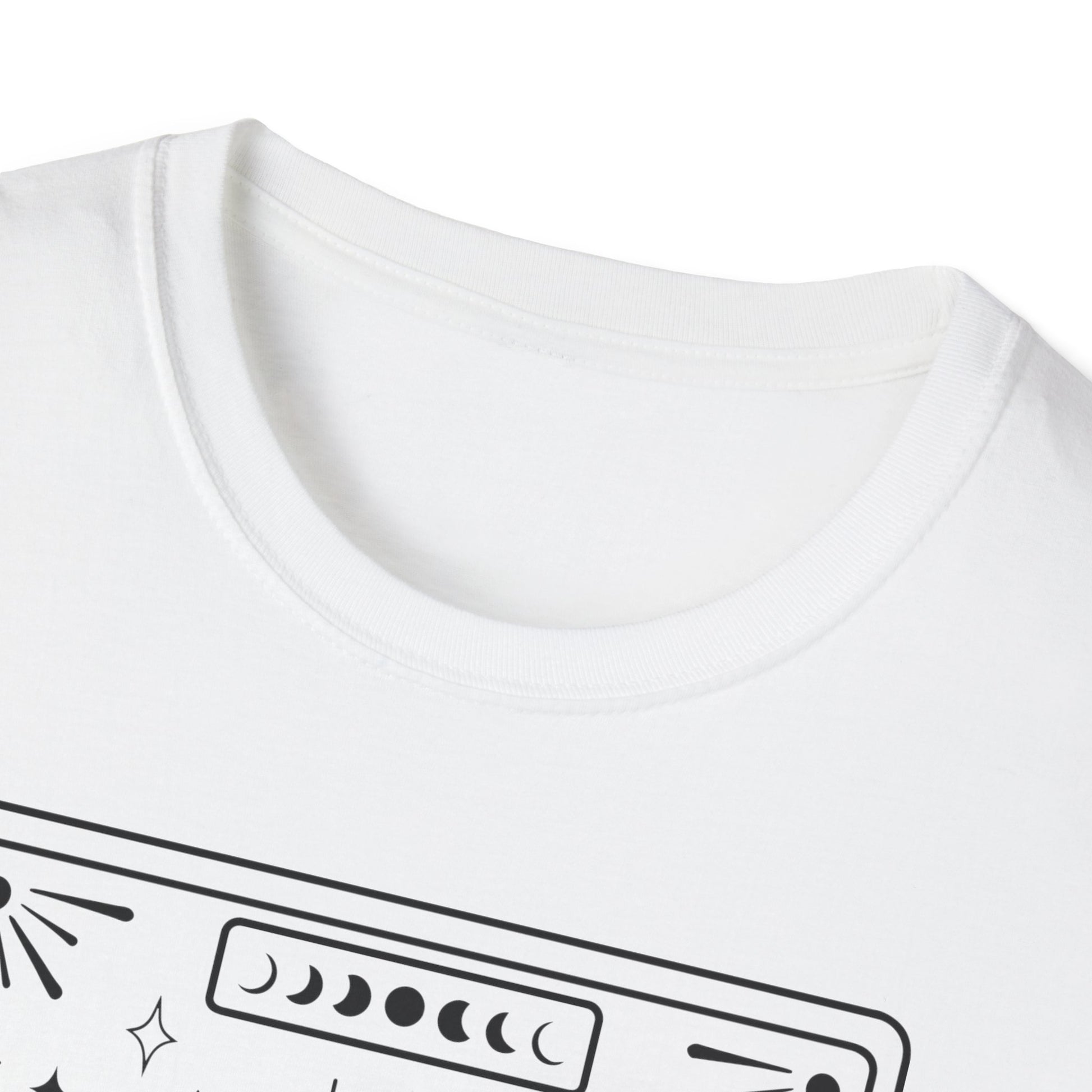 The Food Lover Tarot T-Shirt – weißes Unisex Shirt mit Skelett, das einen Burger isst im Tarotkarten-Stil