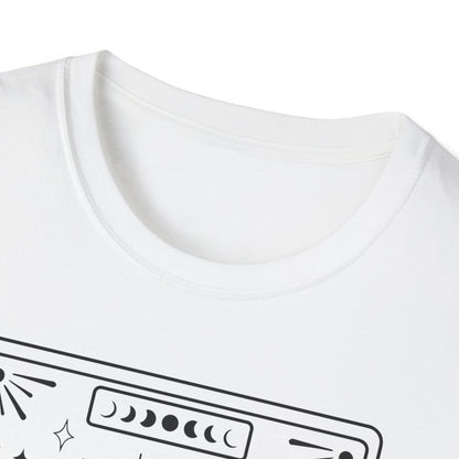The Food Lover Tarot T-Shirt – weißes Unisex Shirt mit Skelett, das einen Burger isst im Tarotkarten-Stil