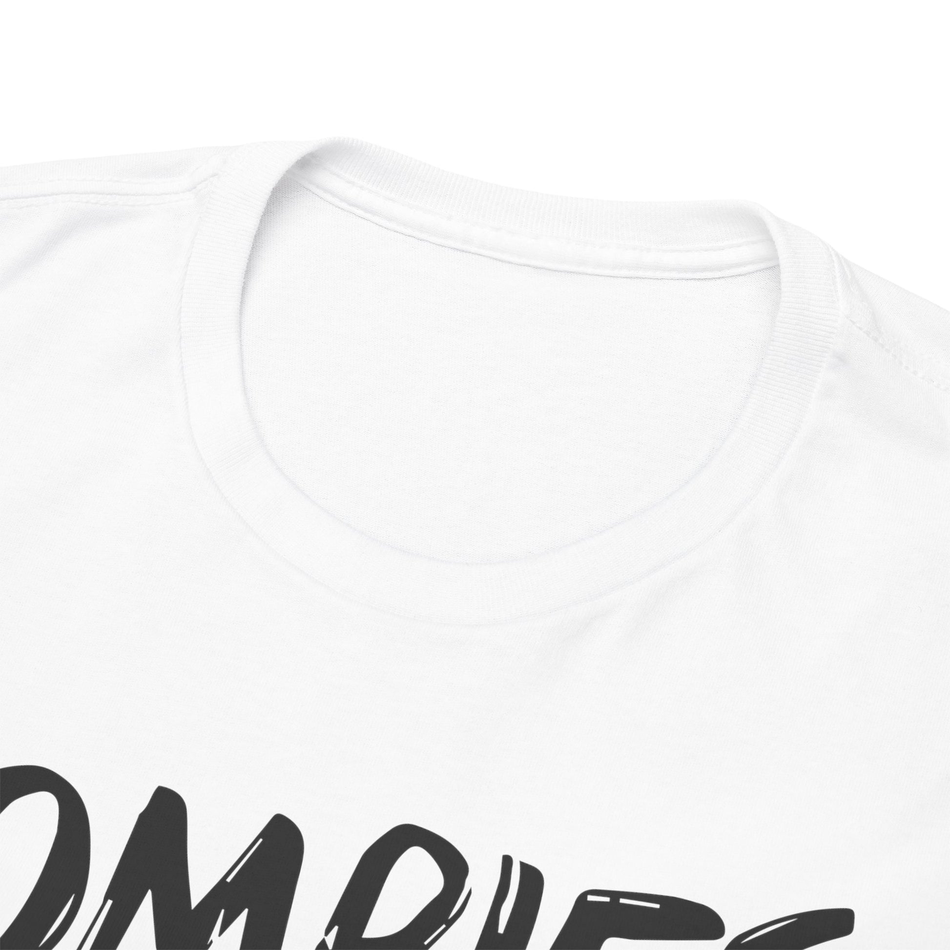 Schwarzes T-Shirt mit weißem Aufdruck: „Zombies eat brains – you're safe“ und stilisierter Zombie-Grafik. Humorvolles Unisex-Shirt mit sarkastischem Spruch.