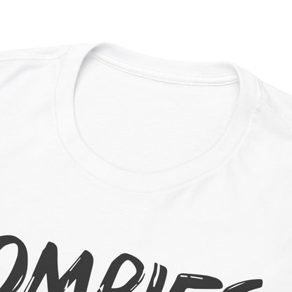 Schwarzes T-Shirt mit weißem Aufdruck: „Zombies eat brains – you're safe“ und stilisierter Zombie-Grafik. Humorvolles Unisex-Shirt mit sarkastischem Spruch.