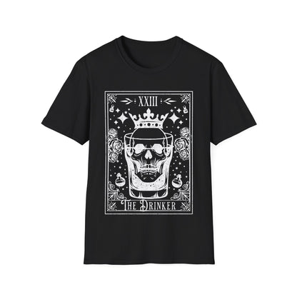 The Drinker Tarot T-Shirt – Unisex Shirt in Schwarz & Weiß mit Totenkopf im Whiskyglas im mystischen Tarotkarten-Stil