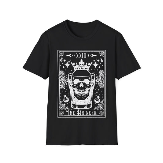 The Drinker Tarot T-Shirt – Unisex Shirt in Schwarz & Weiß mit Totenkopf im Whiskyglas im mystischen Tarotkarten-Stil